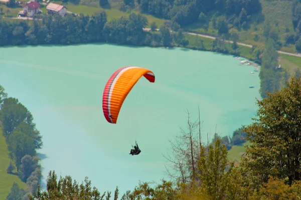 Paragliding i julianska alper — Stockfoto