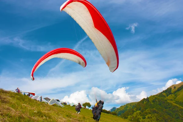 在朱利安阿尔卑斯山滑翔伞 — 图库照片