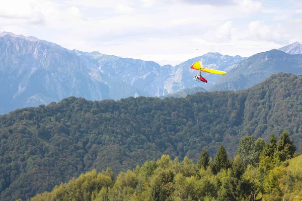 Hang gliding in Slovenia — Zdjęcie stockowe