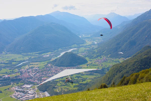 Hang gliding na Eslovénia — Fotografia de Stock