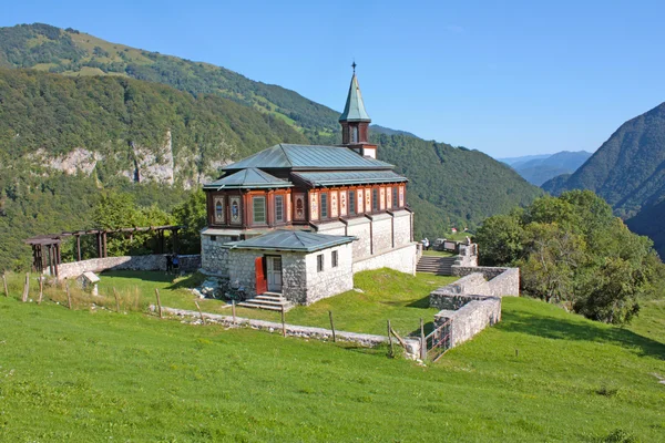 Piccola chiesa nelle Alpi — Foto Stock