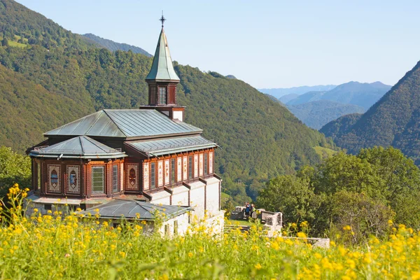Piccola chiesa nelle Alpi — Foto Stock