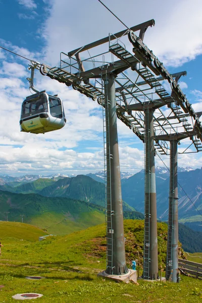 Schweizer Alpen mit Skiliften im Vordergrund — Stockfoto