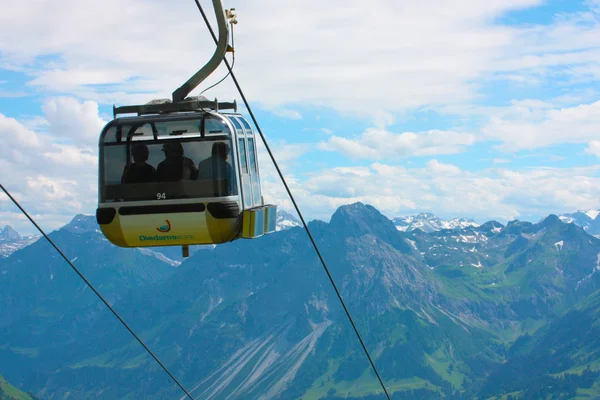 Alpes suíços com elevadores de esqui em primeiro plano — Fotografia de Stock