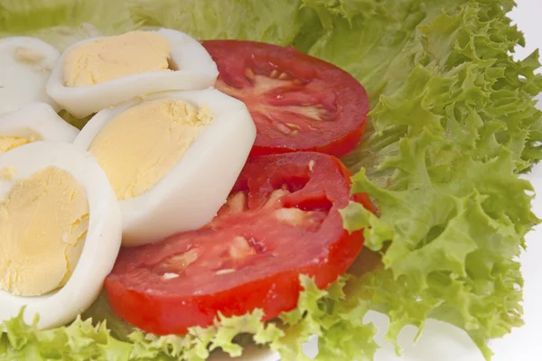 Ensalada sabrosa de tomate y huevos — Foto de Stock