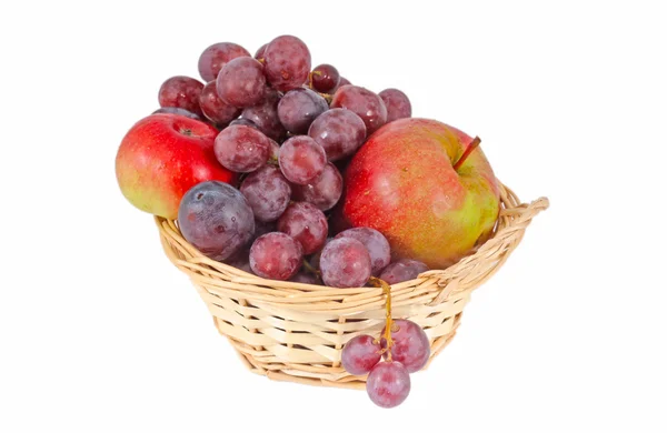 Appels en druiven in een mand Rechtenvrije Stockafbeeldingen