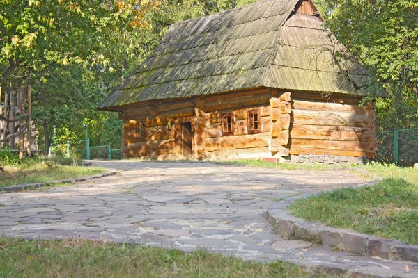 Oude houten huis, een museum Oezjhorod — Stockfoto