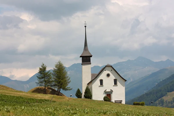 Alpesi táj gyönyörű templom — Stock Fotó