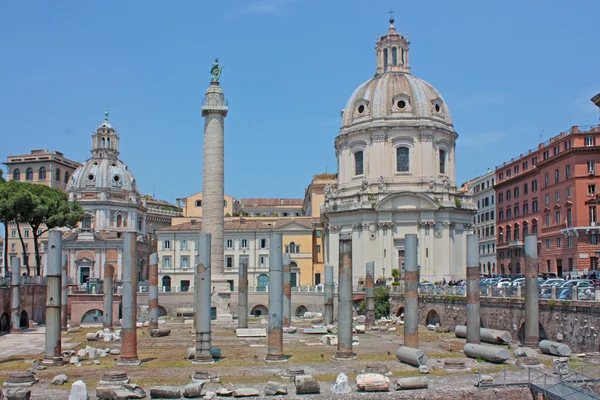 Italien. Rom. Trojanische Säule, Kirchen von Santa Maria — Stockfoto