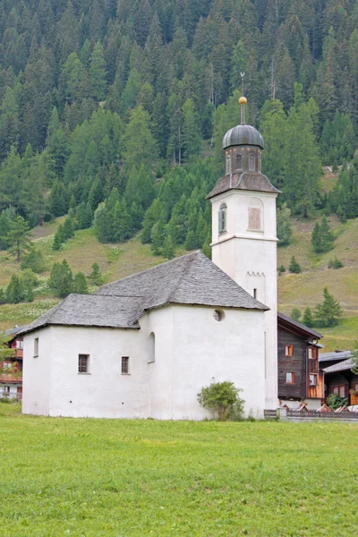 Vacker kyrka i alpint landskap — Stockfoto