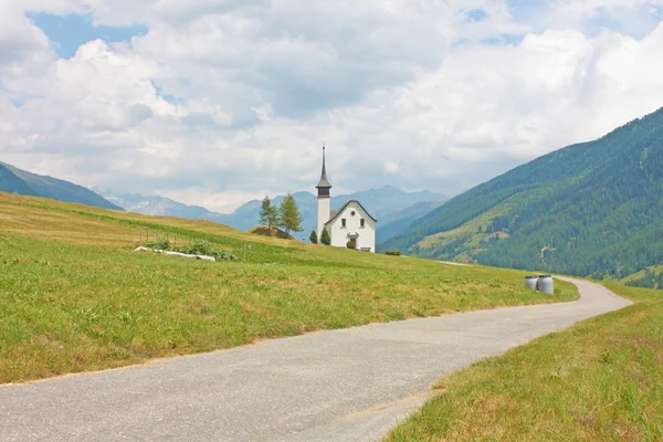 Piękny kościół w alpejskich krajobrazów — Zdjęcie stockowe