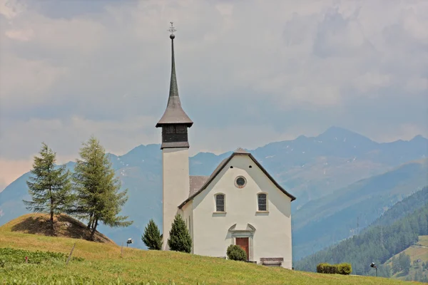 Prachtige kerk in alpine landschap — Stockfoto