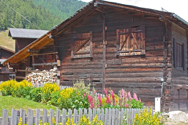 Маленькая деревня в Швейцарии — стоковое фото