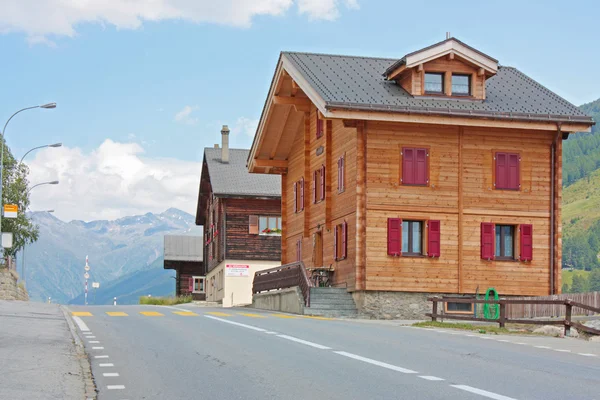 En liten by i Schweiz — Stockfoto
