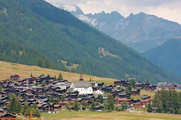 Un piccolo villaggio in Svizzera — Foto Stock