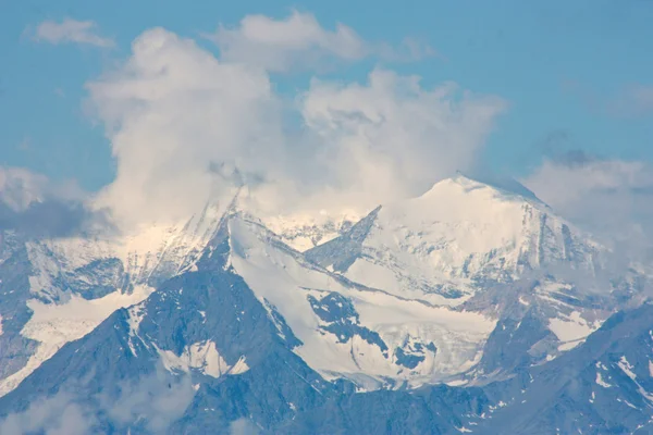 Montanhas em Suíça — Fotografia de Stock