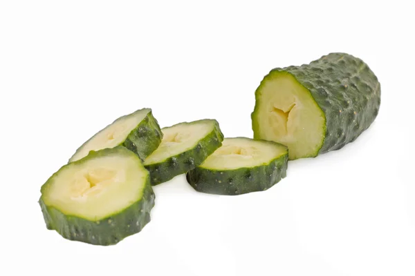 Sla en komkommer — Stockfoto