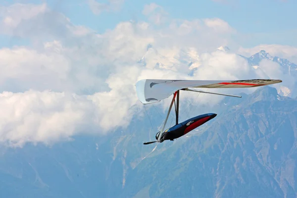 在瑞士的阿尔卑斯山中悬挂滑翔 — 图库照片
