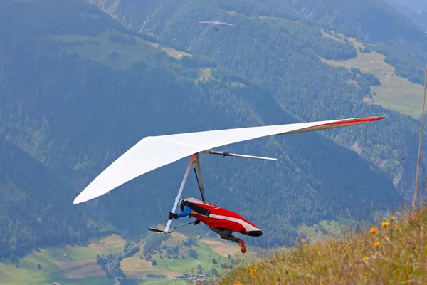 Závěsné létání ve švýcarských Alpách — Stock fotografie
