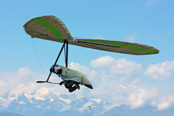 Hang gliding in Swiss Alps — Stock Photo, Image