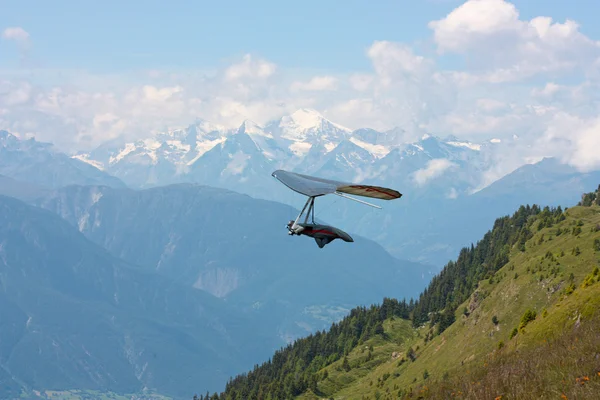 스위스 알프스에서 행글라이딩 — 스톡 사진