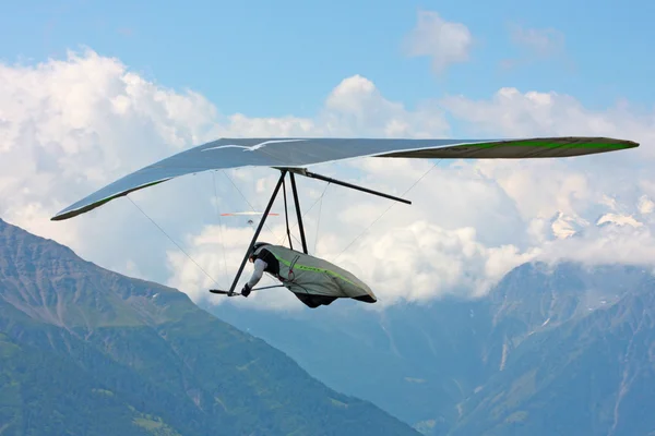 スイス アルプスでハング グライダー — ストック写真
