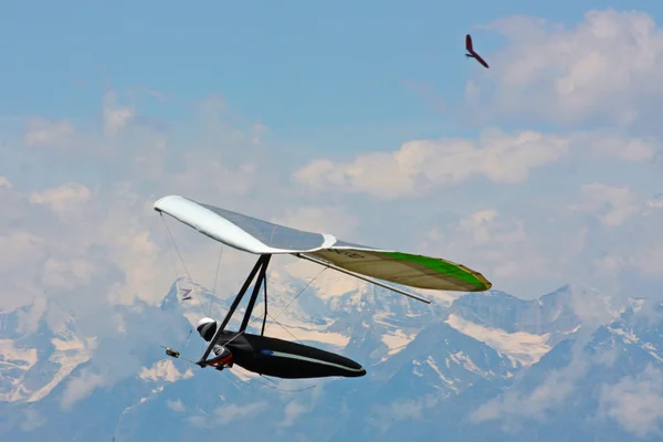 Faire du deltaplane dans les Alpes suisses — Photo