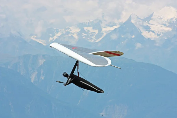 Drachenfliegen in den Schweizer Alpen — Stockfoto