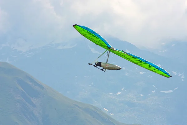 スイス アルプスでハング グライダー — ストック写真