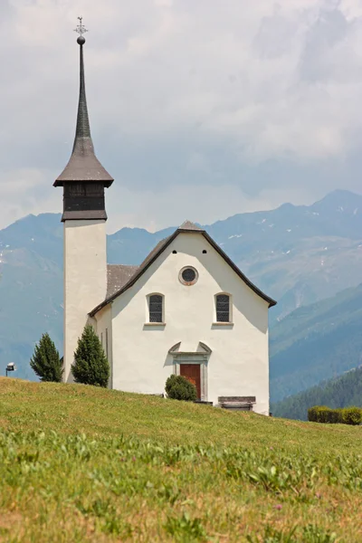 Vacker kyrka i alpint landskap — Stockfoto