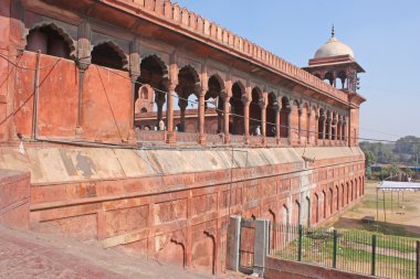 Yeni Delhi'de bir kale Purana qila olduğunu
