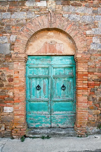Puerta vieja en toscana — Foto de Stock