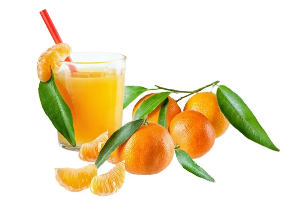 Tangerines και το χυμό γυαλί που απομονώνονται σε λευκό φόντο — Φωτογραφία Αρχείου