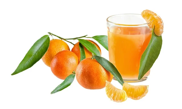 Tangeriner och juice glas isolerade på vit bakgrund — Stockfoto