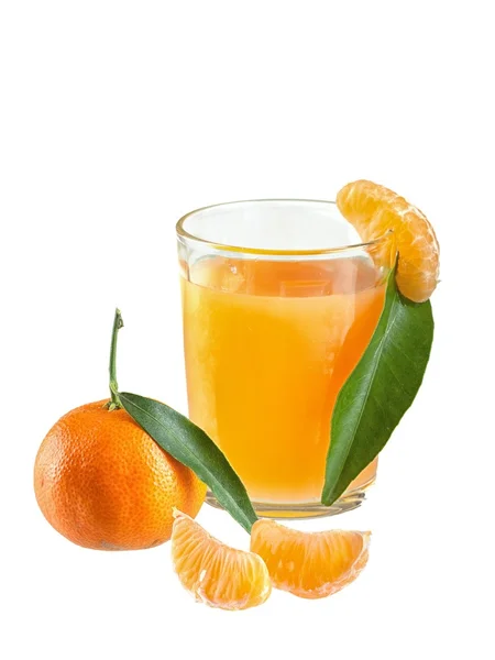 Tangerines et jus de verre isolés sur fond blanc — Photo