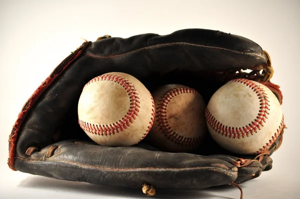 Gamla baseball handske med baseballs — Stockfoto