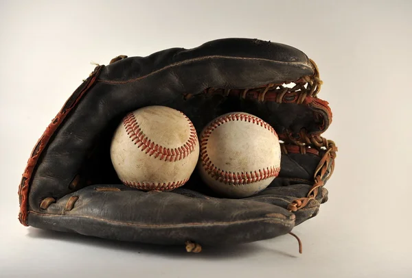 Παλιά μπέιζμπολ γάντι με μπάλες — Φωτογραφία Αρχείου