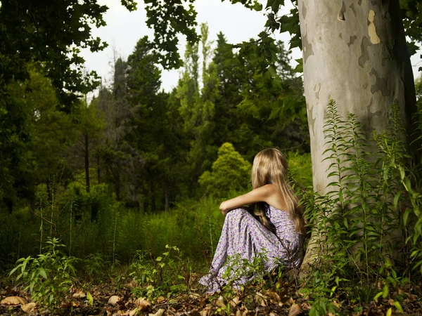 Vacker ung dam i skogen — Stockfoto