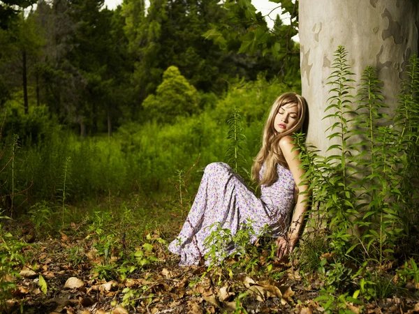 Schöne junge Frau im Wald — Stockfoto