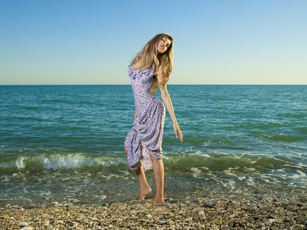 Vacker kvinna på strand — Stockfoto