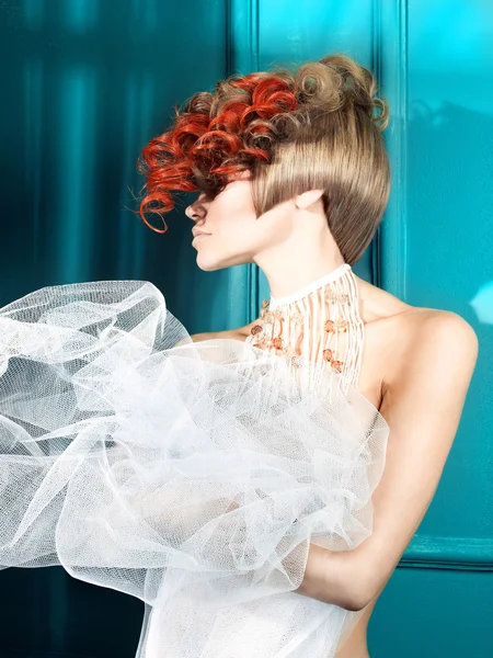 Senhora com cabelo branco-vermelho — Fotografia de Stock