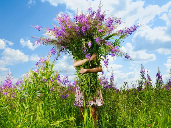 Flicka med en gigantisk bukett blommor — Stockfoto