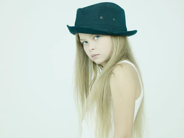 Mooi meisje in hoed — Stockfoto
