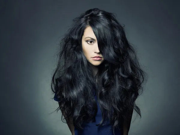 Красивая женщина с темными волосами — стоковое фото
