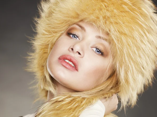 Young woman in fur hat — Stock Photo, Image