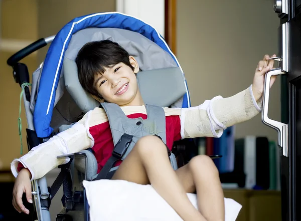 Bello quattro anno vecchio disabili ragazzo in sedia a rotelle apertura anteriore — Foto Stock