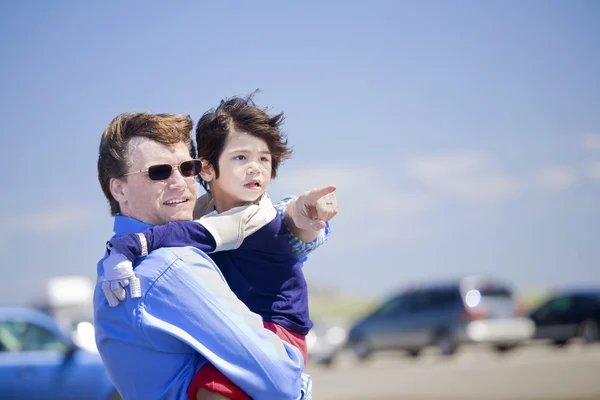 Niepełnosprawny ojciec trzymający syna na plaży — Zdjęcie stockowe