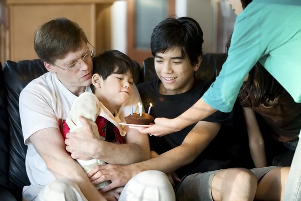 Discapacitado niño de cinco años soplando velas de cumpleaños —  Fotos de Stock