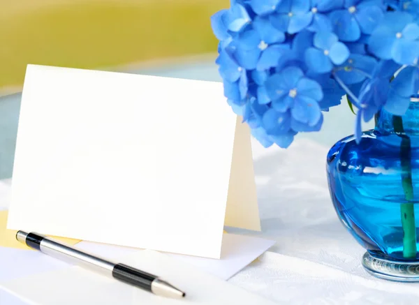 Bunga hidrangea biru di sebelah pena dan alat tulis, dalam teriakan tenang — Stok Foto