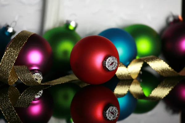 Kerst ornamenten en gouden lint — Stockfoto